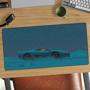 Puede incluir: Alfombrilla de ratón turquesa con un coche deportivo turquesa conduciendo por un paisaje nevado bajo un cielo azul oscuro. El coche está en movimiento, con nieve y polvo arremolinándose detrás. La escena es una ilustración digital.