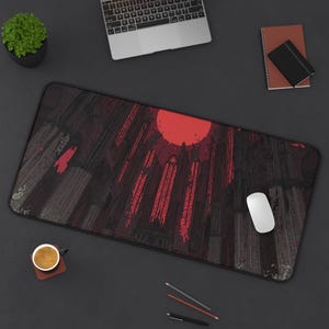 Puede incluir: Alfombrilla de escritorio negra y roja con un diseño de catedral gótica y un gran sol rojo. La alfombrilla rectangular está diseñada para un teclado y un ratón. Se ve un ratón blanco. Mide unos 80 cm de largo.