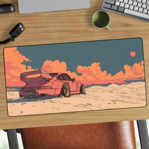 Può includere: Un tappetino per mouse rettangolare con un'illustrazione stilizzata di un'auto sportiva rosa in un paesaggio desertico. Lo sfondo raffigura un tramonto con nuvole arancioni e un sole rosso. L'auto ha un grande alettone posteriore.