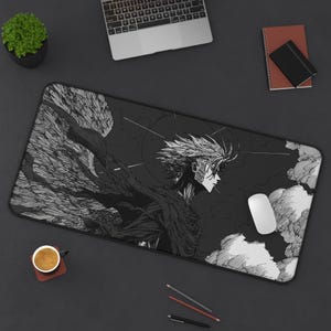 Puede incluir: Alfombrilla de ratón de estilo anime en blanco y negro con una ilustración detallada de un personaje con pelo puntiagudo y capa fluida. El diseño incluye nubes y un fondo oscuro. Se ve un ratón blanco y otros útiles de oficina.