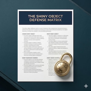 Puede incluir: Un documento blanco titulado "THE SHINY OBJECT DEFENSE MATRIX" con un encabezado azul marino. Un candado de combinación dorado descansa sobre el documento. El documento tiene viñetas y texto. El fondo es de color verde azulado oscuro.