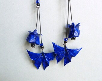 Pendientes de mariposa de origami y loto azul oscuro / papel doblado barnizado / disponible con clips / Regalo hecho a mano para ella