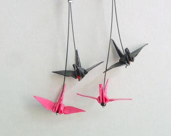 Boucle d'oreille en origami 2 grues sauvages noires et roses / papier plié verni / disponible avec clips / Cadeau pour elle fait à la main