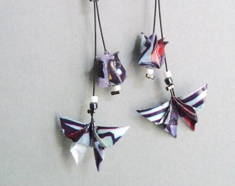 Boucles d'oreilles Origami papillon et lotus rayé nioir blanc et rouge / papier plié verni / disponible avec clips / Cadeau fait à la main