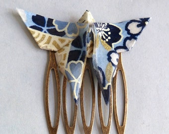 Barrette Papillon en Origami bleu, blanc et doré / papier Japonais plié verni / peigne en métal / cadeau fait à la main / pièce unique