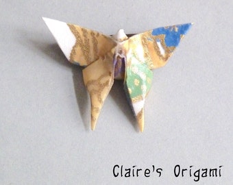 Broche en Origami papillon beige, bleu, blanc, vert et doré / en papier Japonais plié verni /  Cadeau pour elle fait à la main