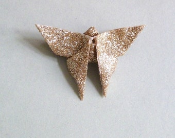 Broche en Origami Papillon en paillettes dorées / en papier cadeau plié verni /  Cadeau pour elle fait à la main