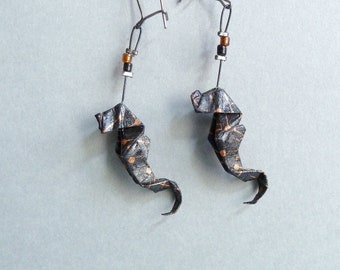 Schwarz und Kupfer Seepferdchen Origami Ohrringe / im gefaltetem Papier / verfügbar mit Ohrclips / Geschenk für Frauen Handgemacht