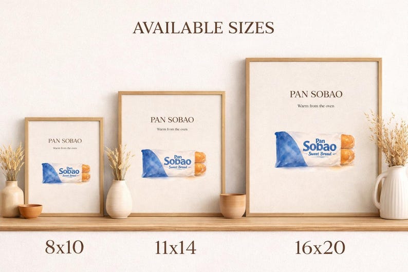 Puede incluir: Tres impresiones enmarcadas de pan dulce "Pan Sobao", en tama&ntilde;os de 20x25, 28x36 y 41x51 cm. Cada impresi&oacute;n presenta una ilustraci&oacute;n en acuarela del pan en un paquete azul y blanco, con el texto "Pan Sobao" y "Sweet Bread."