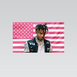 Juice WRLD Pink Wandbehang mit amerikanischer Flagge | Emo Rap Musik Banner | Ästhetisches Hip Hop Dekor | Pink Wohnheim Wandkunst