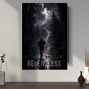 Peut inclure: Une impression d'art encadrée représente une personne courant sur un chemin à travers une forêt sombre sous un ciel orageux. Le mot "RELENTLESS" est imprimé en blanc en bas. L'œuvre est exposée sur un mur blanc.
