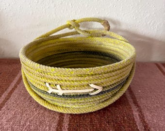 Klassische (grüne) Strickschale mit weissem Pfeil
