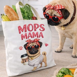 Könnte beinhalten: Eine weiße Tragetasche mit dem Text "MOPS MAMA" und einem Cartoon-Mops mit Sonnenbrille und rotem Polka-Dot-Stirnband. Die Tasche ist mit Lebensmitteln gefüllt, und ein echter Mops mit passendem Stirnband und Sonnenbrille steht daneben.