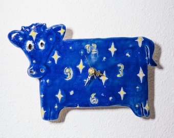 Reloj de cerámica hecho a mano, La vaca que saltó la luna con estrellas celestiales