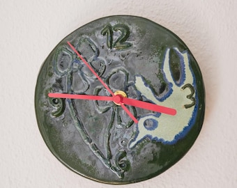 Reloj de cerámica único con forma de pájaro de la suerte, hecho a mano, con trébol verde de cuatro hojas.
