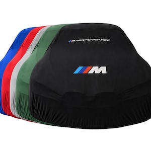 Puede incluir: Una serie de cinco fundas ajustadas para coche en negro, verde, plata, rojo y azul. La funda negra presenta el logotipo M Performance y el emblema M con rayas azules, moradas y rojas. Cada funda tiene la forma de la silueta de un vehículo.