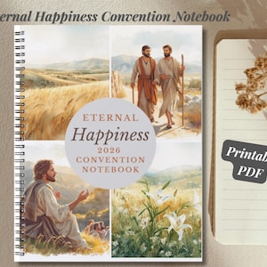 Puede incluir: Cuaderno de espiral con el texto "Eternal Happiness Convention Notebook" y "2026 Convention Notebook". La portada presenta cuatro imágenes de personas en un paisaje. Un bolígrafo dorado está a la izquierda. Un cuaderno con una flor seca está a la derecha.