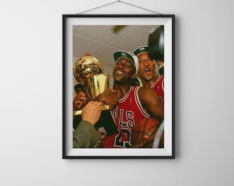 Póster de campeonato de Michael Jordan y Scottie Pippen: arte mural de baloncesto de los Chicago Bulls, impresión icónica de celebración en vestuarios para hombres.