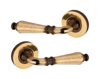 Juego de manillas de puerta con manilla interior de estilo vintage con patrón martillado y roseta, acabado en latón envejecido. Ideal para uso interior y exterior.