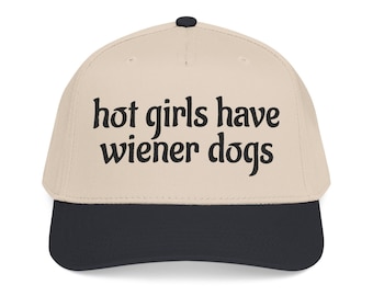 Gorra de béisbol de perfil medio bordada con la frase "Hot Girls Have Wiener Dogs"