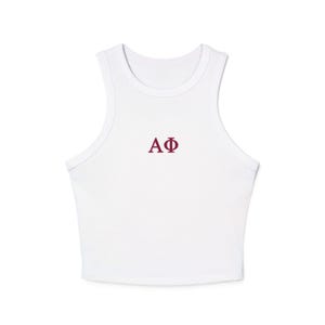 Könnte beinhalten: Weißes Crop-Top mit Rundhalsausschnitt und weinroten griechischen Buchstaben. Das ärmellose Oberteil ist aus weichem Rippstoff gefertigt. Die Buchstaben "A" und "Φ" sind mittig auf der Brust angeordnet.