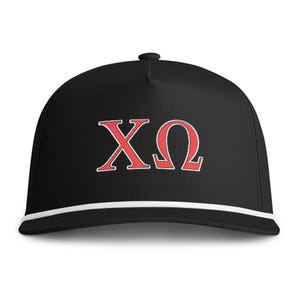 Könnte beinhalten: Eine schwarze Baseballkappe mit den griechischen Buchstaben Chi und Omega, die in Rot mit weißer Umrandung auf die Vorderseite gestickt sind. Die Kappe verfügt über eine weiße Kordel, die horizontal über dem Schirm an der Krone verläuft.