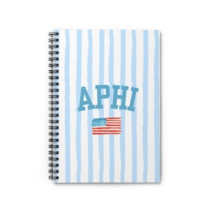 Könnte beinhalten: Spiralgebundenes Notizbuch mit einem Umschlag mit hellblauen vertikalen Streifen. Das Wort "APHI" ist in blauen Blockbuchstaben über einer kleinen amerikanischen Flagge aufgedruckt. Das Design des Notizbuchs ist schlicht und patriotisch.