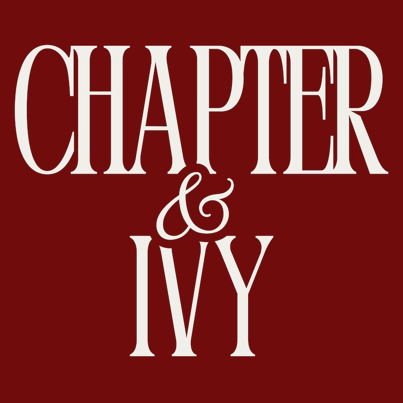 Op de afbeelding: De woorden "CHAPTER & IVY" worden weergegeven in een witte, elegante schreefletter tegen een dieprode achtergrond. Het ampersand is in een cursieve stijl, wat een vleugje verfijning aan het ontwerp toevoegt.