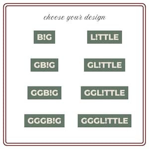 Op de afbeelding: Op een witte achtergrond met een rode rand staat de tekst "choose your design" in een sierlijk lettertype. Acht rechthoekige blokken met woordcombinaties zoals "BIG" en "LITTLE" zijn in groen-grijs weergegeven.