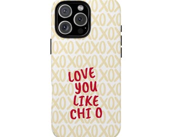Puede incluir: Una funda de teléfono con un patrón repetido de "XOXO" en color beige claro. Las palabras "LOVE YOU LIKE CHI O" están escritas en rojo, con una fuente manuscrita juguetona.