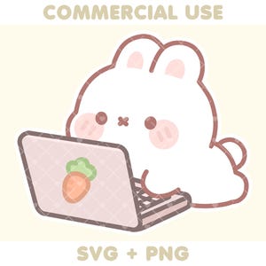 Può includere: Illustrazione digitale di un coniglietto bianco che utilizza un laptop. Lo schermo del laptop mostra una grafica di carota. L'immagine ha il testo "COMMERCIAL USE" e "SVG + PNG". Il coniglietto ha guance rosa e una piccola croce per la bocca.