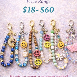 Puede incluir: Una colección de llaveros con cuentas y varios dijes, incluyendo caras sonrientes, símbolos de la paz y una mariposa. Los llaveros presentan una variedad de cuentas coloridas y cierres dorados o plateados. El texto en la imagen dice "Customized For You."