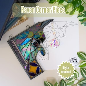 Puede incluir: Una pieza de esquina de vidriera de cuervo con colores iridiscentes de azul, verde y morado. La obra de arte presenta un diseño geométrico con un acento amarillo y azul. El texto "Raven Corner Piece" se muestra en la parte superior. También es visible una pegatina de "¡Descarga digital!"