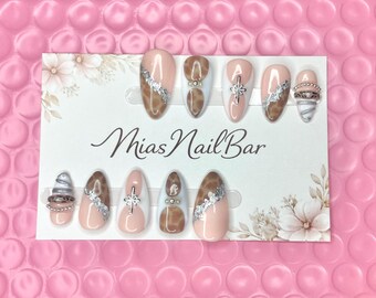 Uñas postizas Pretty In Safari / Adornos de estrellas, perlas, lámina plateada (Almendra mediana)