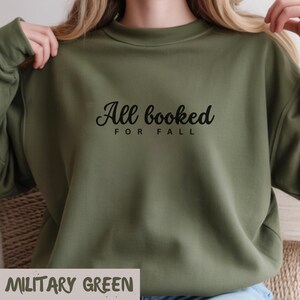 Sudadera "All Booked for Fall" estilo retro, con cuello redondo y temática literaria. Regalo acogedor para amantes de los libros de otoño. Estilo minimalista, con cuello redondo y temática de lectura vintage.
