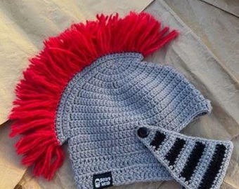 Berretto con barba e cappello da cavaliere all'uncinetto grigio e rosso, unico fatto in casa