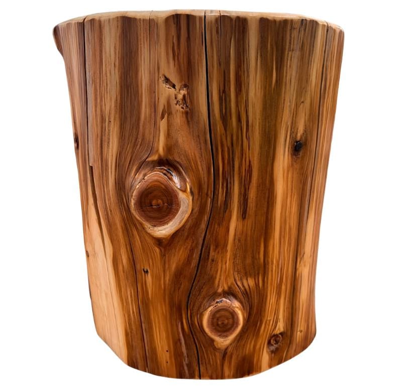 Pu&ograve; includere: Uno sgabello o tavolino cilindrico in legno ricavato da un unico tronco, con una finitura lucida color marrone chiaro-medio che mette in risalto le venature naturali, le fessure verticali e due nodi circolari sulla parte anteriore.