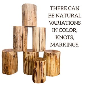 Pu&ograve; includere: Una collezione di sei tronchi di legno cilindrici disposti a piramide. Il legno presenta venature verticali color marrone chiaro e beige con nodi e segni naturali visibili. Il testo recita: THERE CAN BE NATURAL VARIATIONS IN COLOR, KNOTS, MARKINGS.
