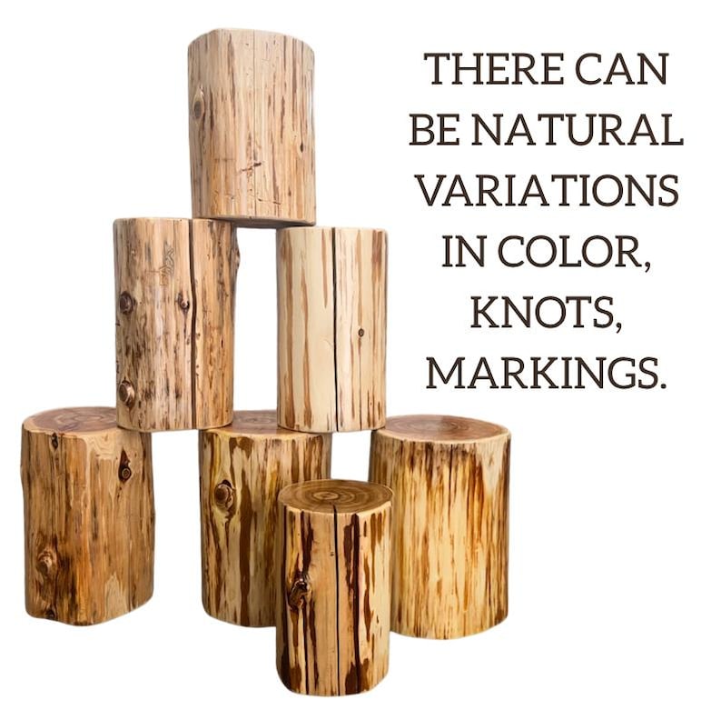 Pu&ograve; includere: Una collezione di sei tronchi di legno cilindrici disposti a piramide. Il legno presenta venature verticali color marrone chiaro e beige con nodi e segni naturali visibili. Il testo recita: THERE CAN BE NATURAL VARIATIONS IN COLOR, KNOTS, MARKINGS.