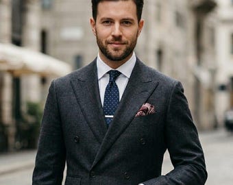 Terno masculino preto de duas peças com abotoamento duplo, ideal para noivos, traje formal elegante para todas as estações.