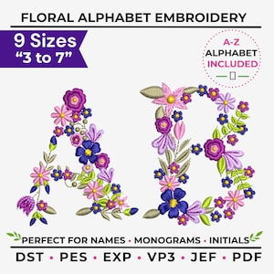 Könnte beinhalten: Blumen-Alphabet-Stickdesign mit den Buchstaben A und B, die jeweils mit farbenfrohen Blumenarrangements verziert sind. Das Design umfasst rosa, lila und blaue Blumen mit grünen Blättern. 9 Größen von 7.6 bis 17.8 cm sind verfügbar.
