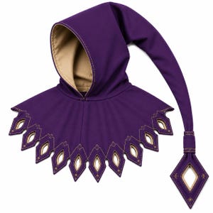 Puede incluir: Una capucha de color morado intenso con forro beige y una cola larga y puntiaguda. El dobladillo presenta una serie de recortes en forma de diamante bordeados con costuras doradas. Un adorno de diamante a juego cuelga del extremo de la cola.