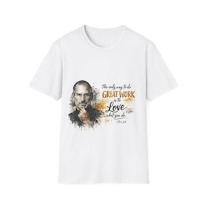 インスピレーションあふれるポートレート引用Tシャツ | スティーブ・ジョブズ風の素晴らしい仕事 | モチベーションアップ