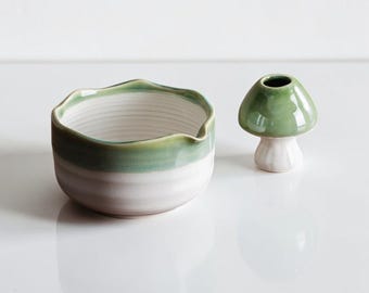 Handgefertigtes Keramikpilz-Matcha-Schüssel-Set mit Schneebesenhalter, japanische Teezeremonie