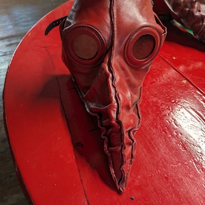 Maschera da dottore della peste in pelle IMPERFETTA rossa ML Jackdaw