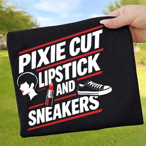 Pixie Cut Rossetto e Sneakers Citazione Divertente PNG: Atteggiamento Femminile Audace Umorismo png Design di Moda Trendy Statement (Download Digitale)
