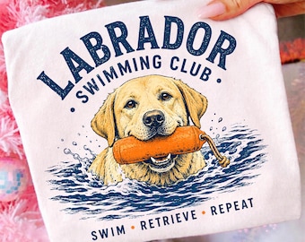 Labrador Swimming Club PNG, ontwerp van een gele Labrador met sublimatieprint, shirt met tekst "Swim Retrieve Repeat", digitale download (PNG-bestand) voor hondenliefhebbers