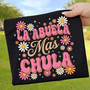 Retro La Abuela Mas Chula PNG, Groovy Grandmother Spanish Gift, Mothers Day Abuela Tee, Vintage Flower Latina Grandma Design.
