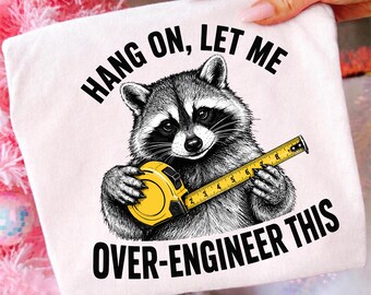 Wacht even, laat me dit even uitleggen (PNG-bestand), grappig ontwerp voor een shirt met een wasbeer als ingenieur, sublimatie van een meetlint, doe-het-zelf digitale download (PNG-bestand)
