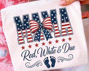 Mama Rood Wit En Uitgerekend T-shirt, T-shirt voor zwangerschapsaankondiging op 4 juli, patriottisch cadeau voor zwangere moeders, zwangerschapsshirt met Amerikaanse vlag
